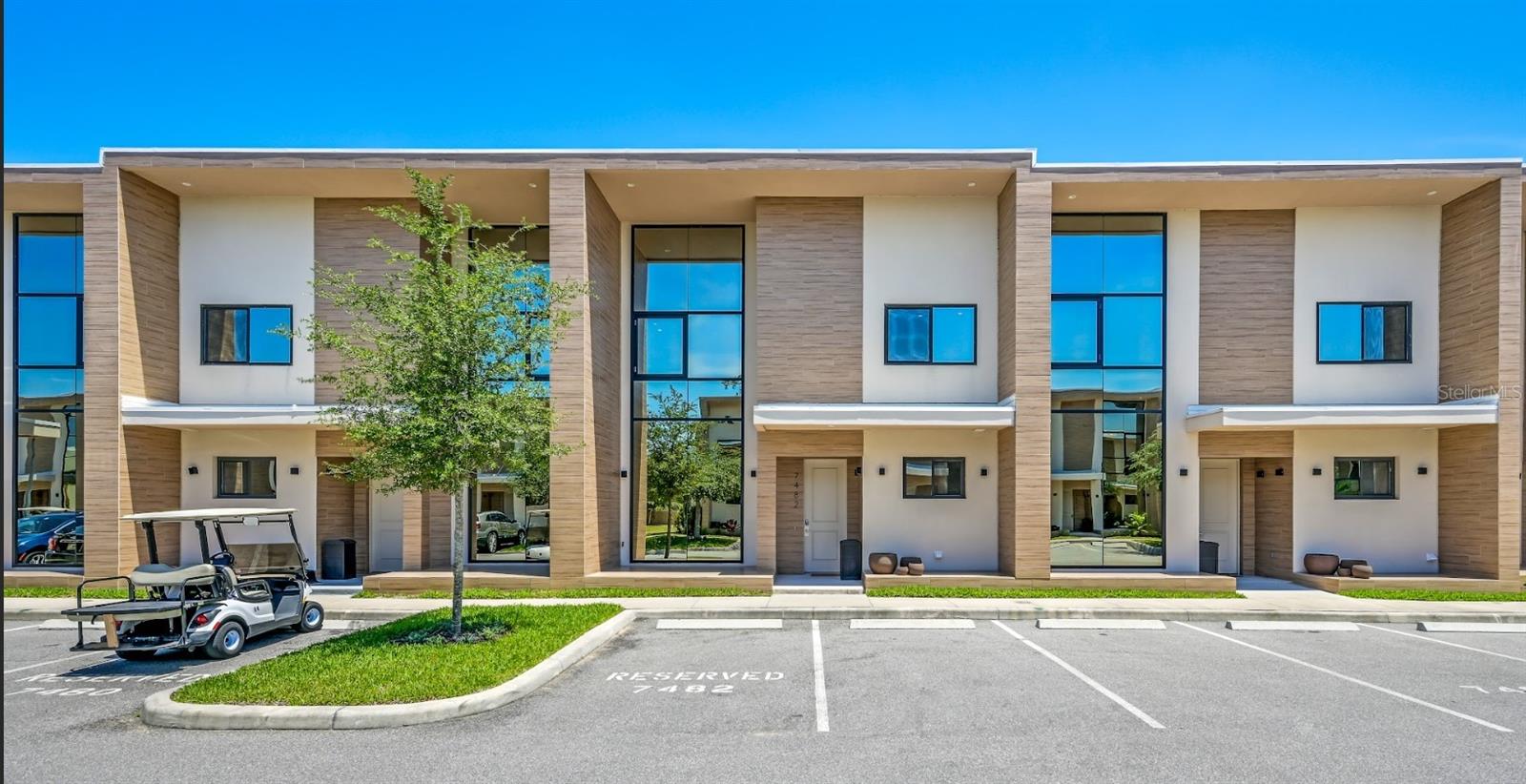 Foto de propiedad en 7482 BROOKLYN DR KISSIMMEE con MLS# TB8327730