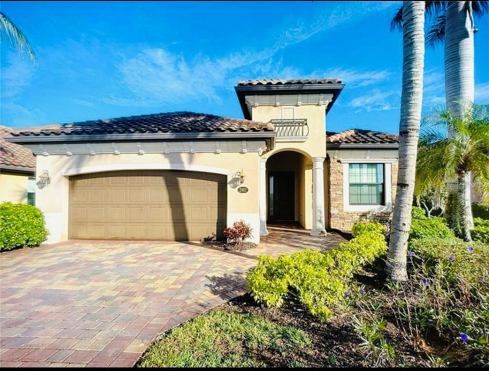 En Venta 2902 AVIAMAR CIR, NAPLES, FL 34114