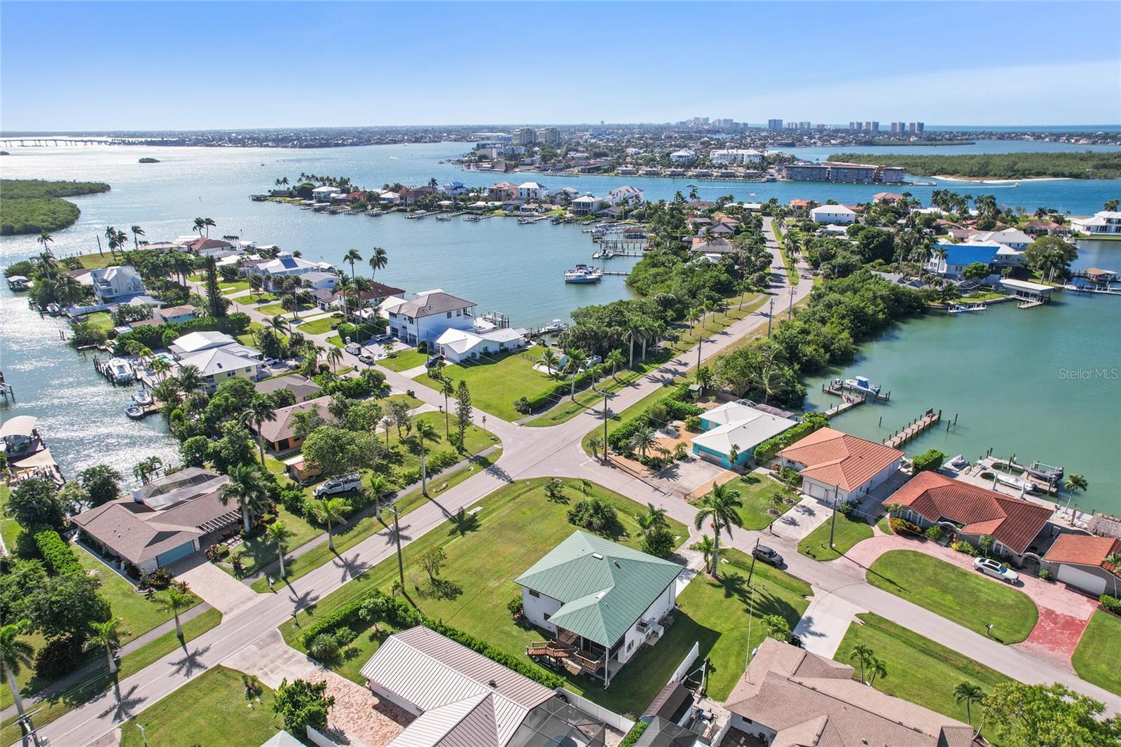 Foto de propiedad en 103 TAHITI CIR NAPLES con MLS# TB8352684