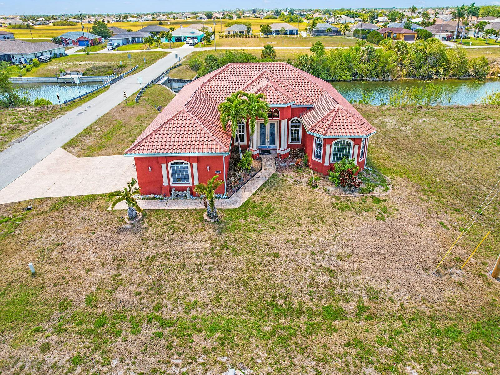 Foto de propiedad en 1112 NW 9TH AVE CAPE CORAL con MLS# TB8375032