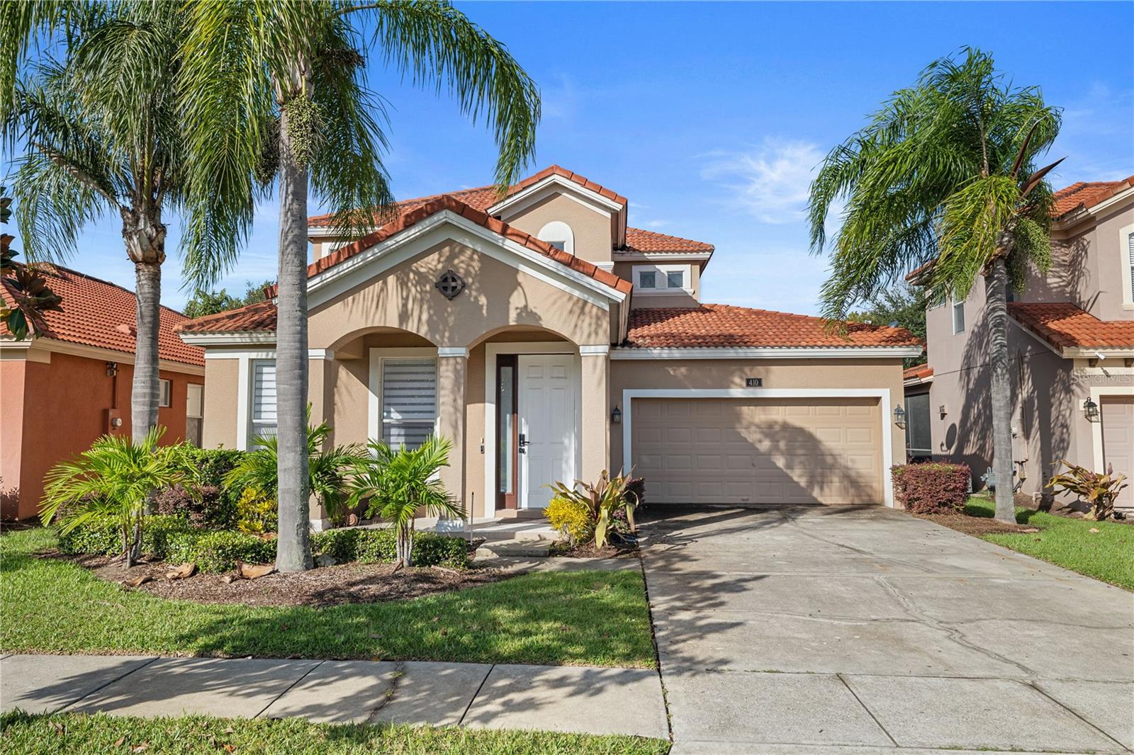 Foto de propiedad en 410 LAS FUENTES DR KISSIMMEE con MLS# TB8433448