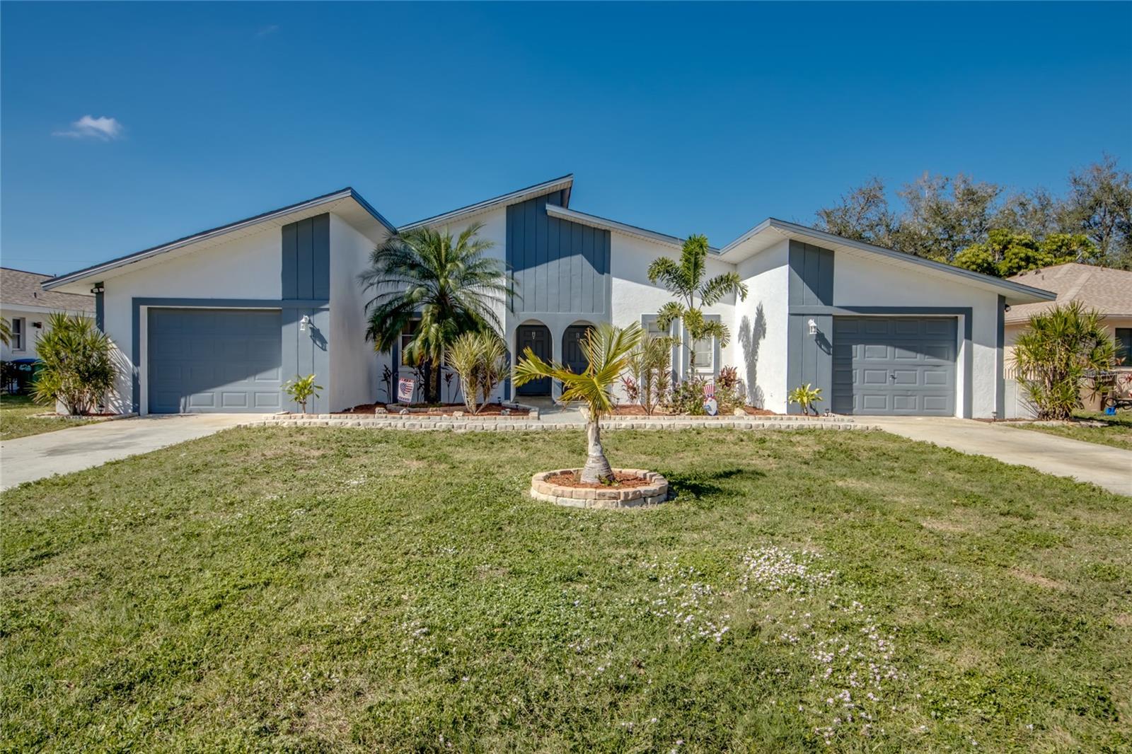 En Venta 912 SE 24TH AVE #A & B, CAPE CORAL, FL 33990