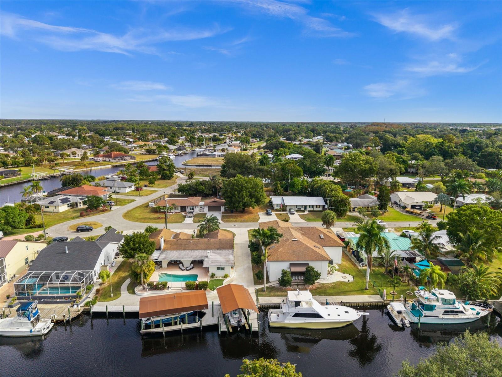 Foto de propiedad en 2129 W TOBAGO CIR FORT MYERS con MLS# TB8449573