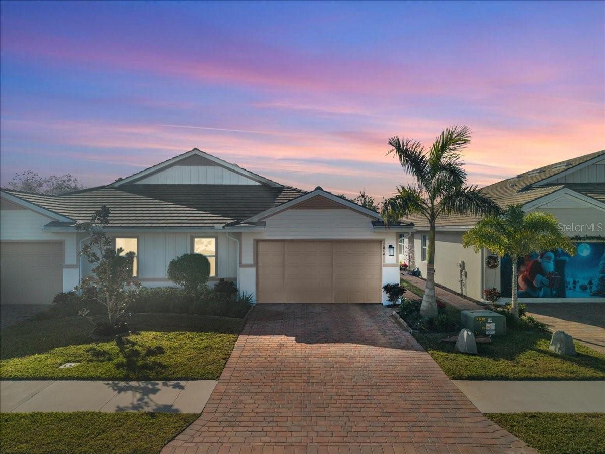 Foto de propiedad en 1074 ENBROOK LOOP NAPLES con MLS# TB8462627