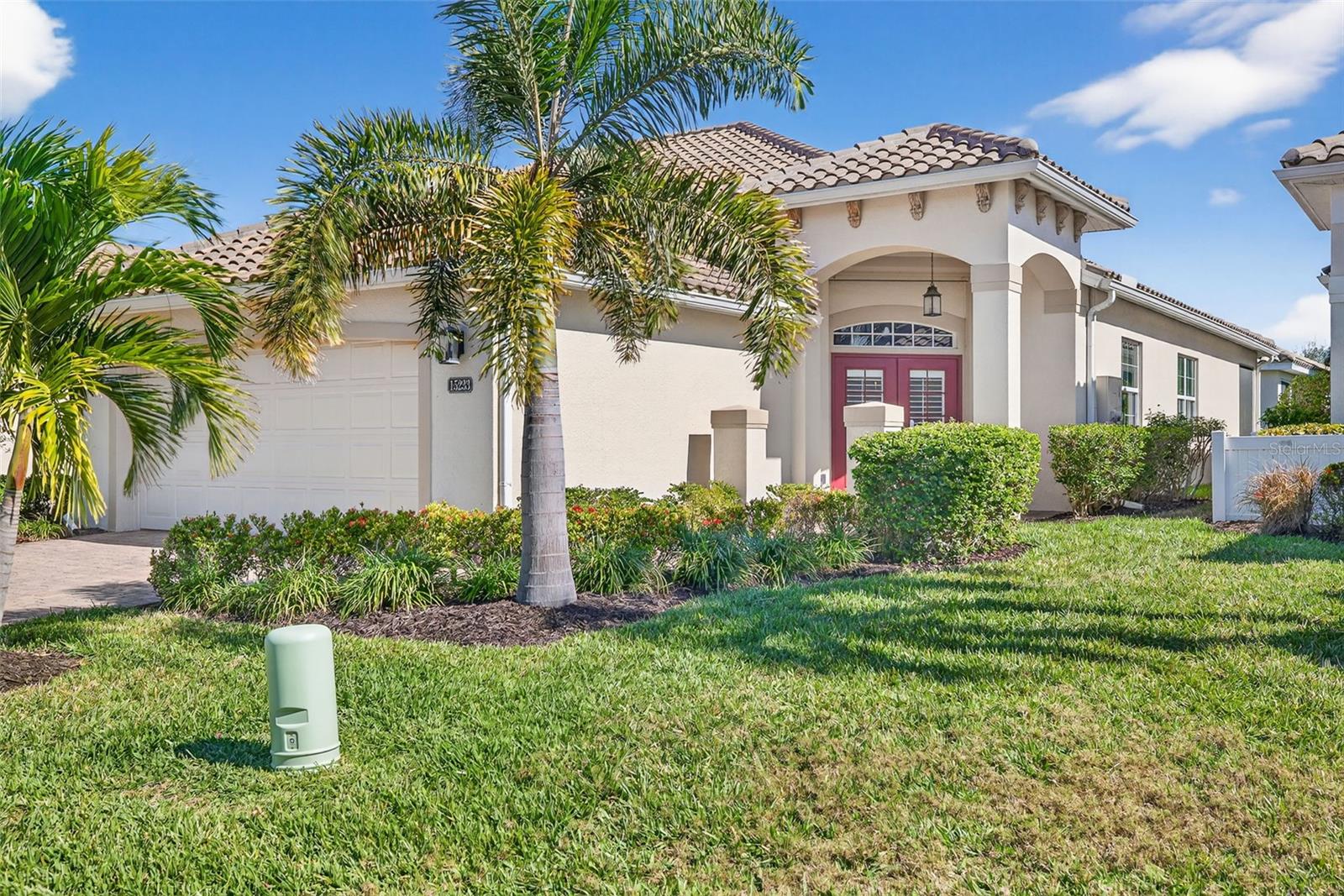 Foto de propiedad en 15233 CAPE SABLE LN FORT MYERS con MLS# TB8472680