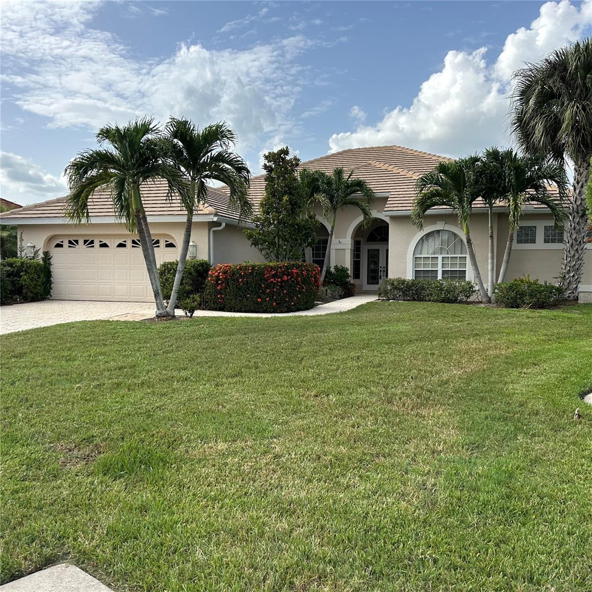 Foto de propiedad en 11837 GRAND ISLES LN FORT MYERS con MLS# TB8476715