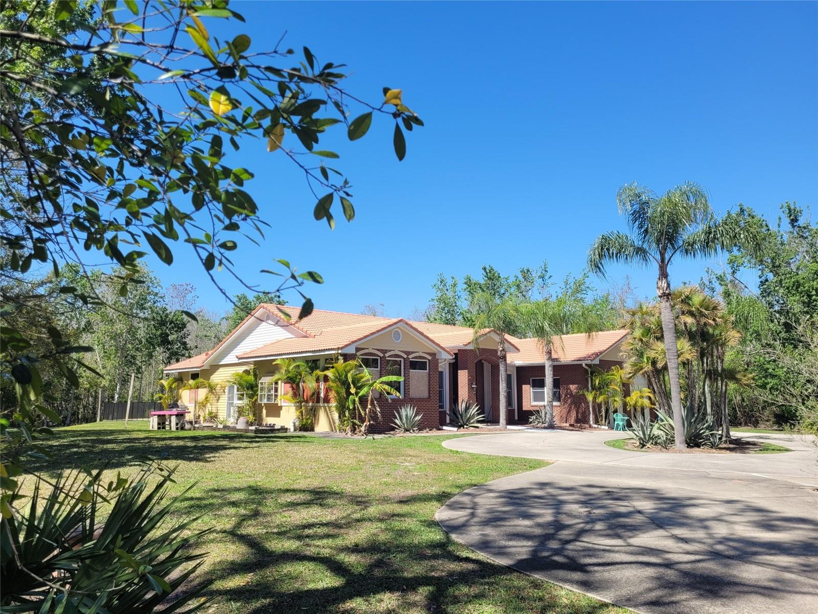 Foto de propiedad en 3150 APPALOOSA CT KISSIMMEE con MLS# TB8502920