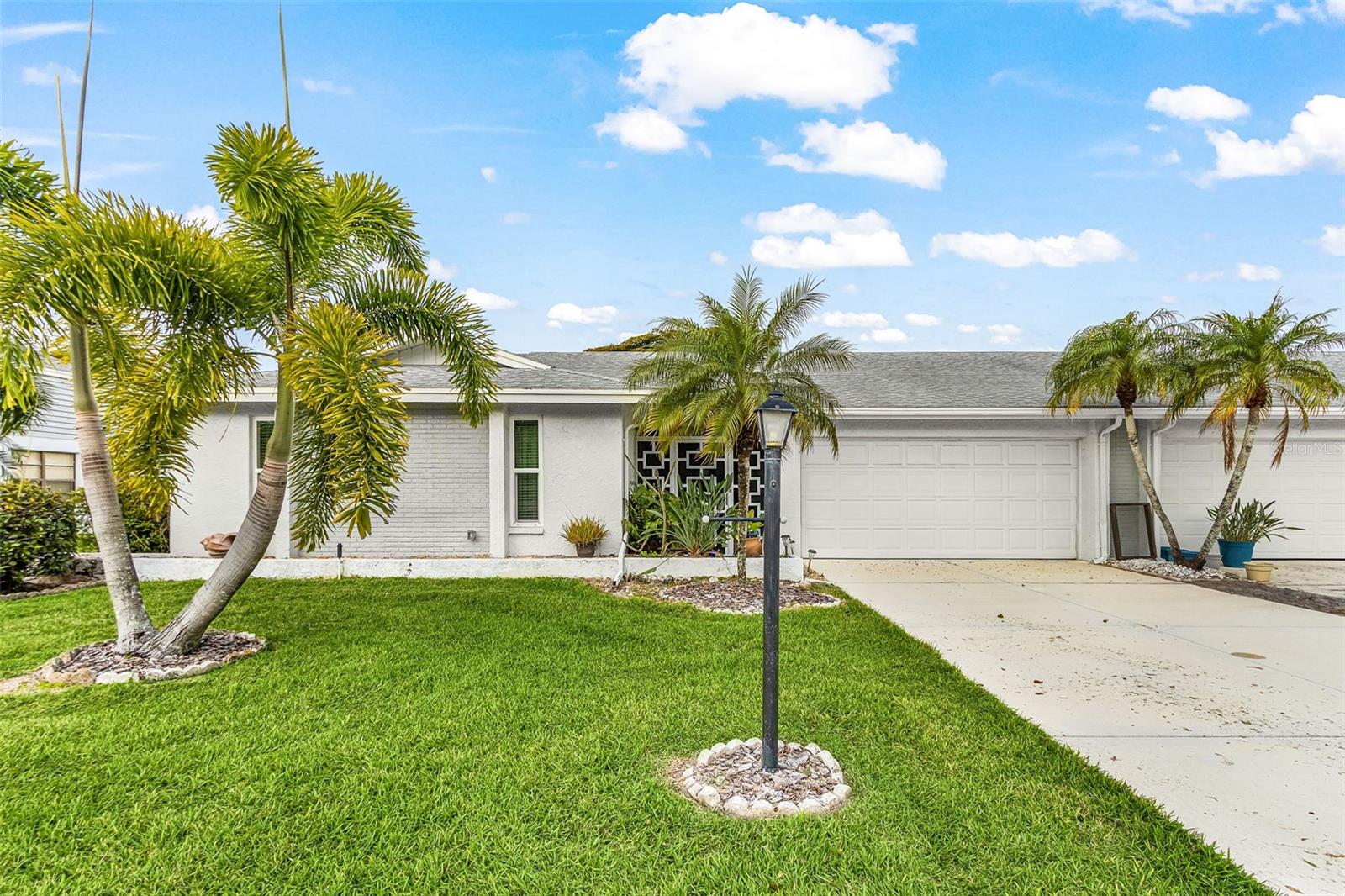 Foto de propiedad en 5685 BADEN CT FORT MYERS con MLS# TB8503614