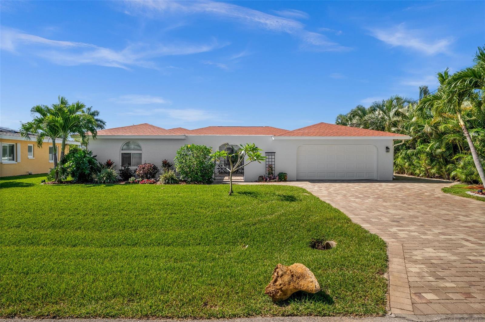 Foto de propiedad en 1432 VENETIAN CT CAPE CORAL con MLS# TB8509598