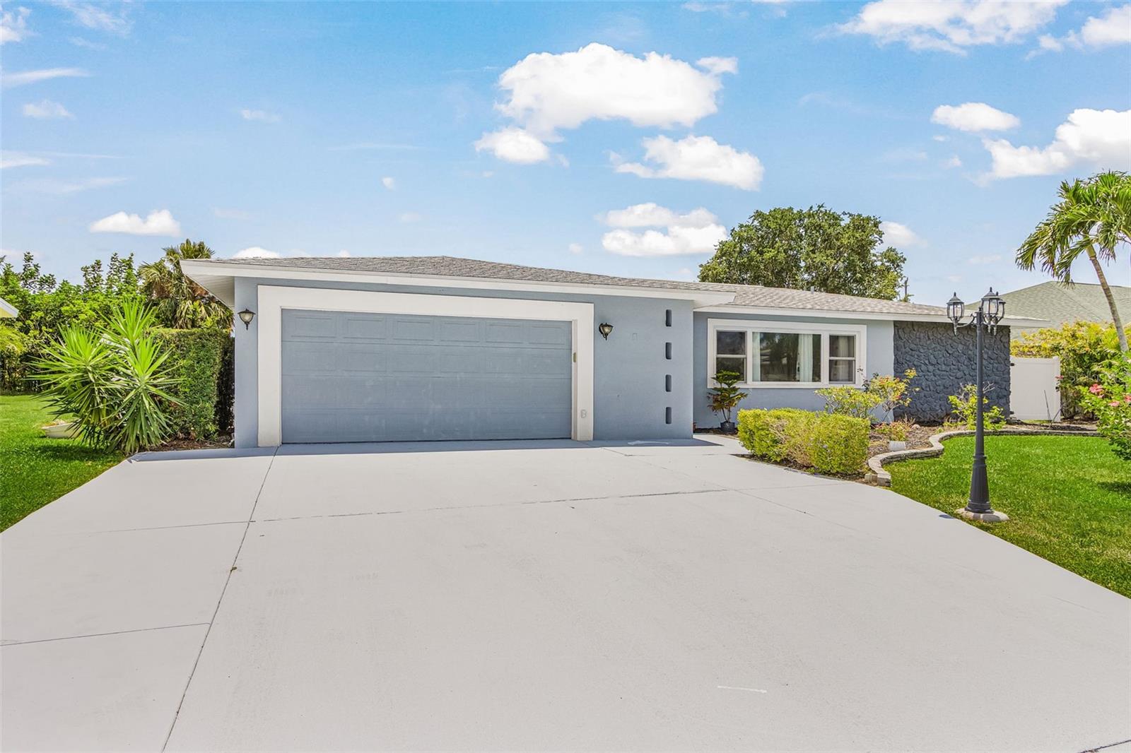 Foto de propiedad en 1320 SE 26TH TER CAPE CORAL con MLS# TB8510801