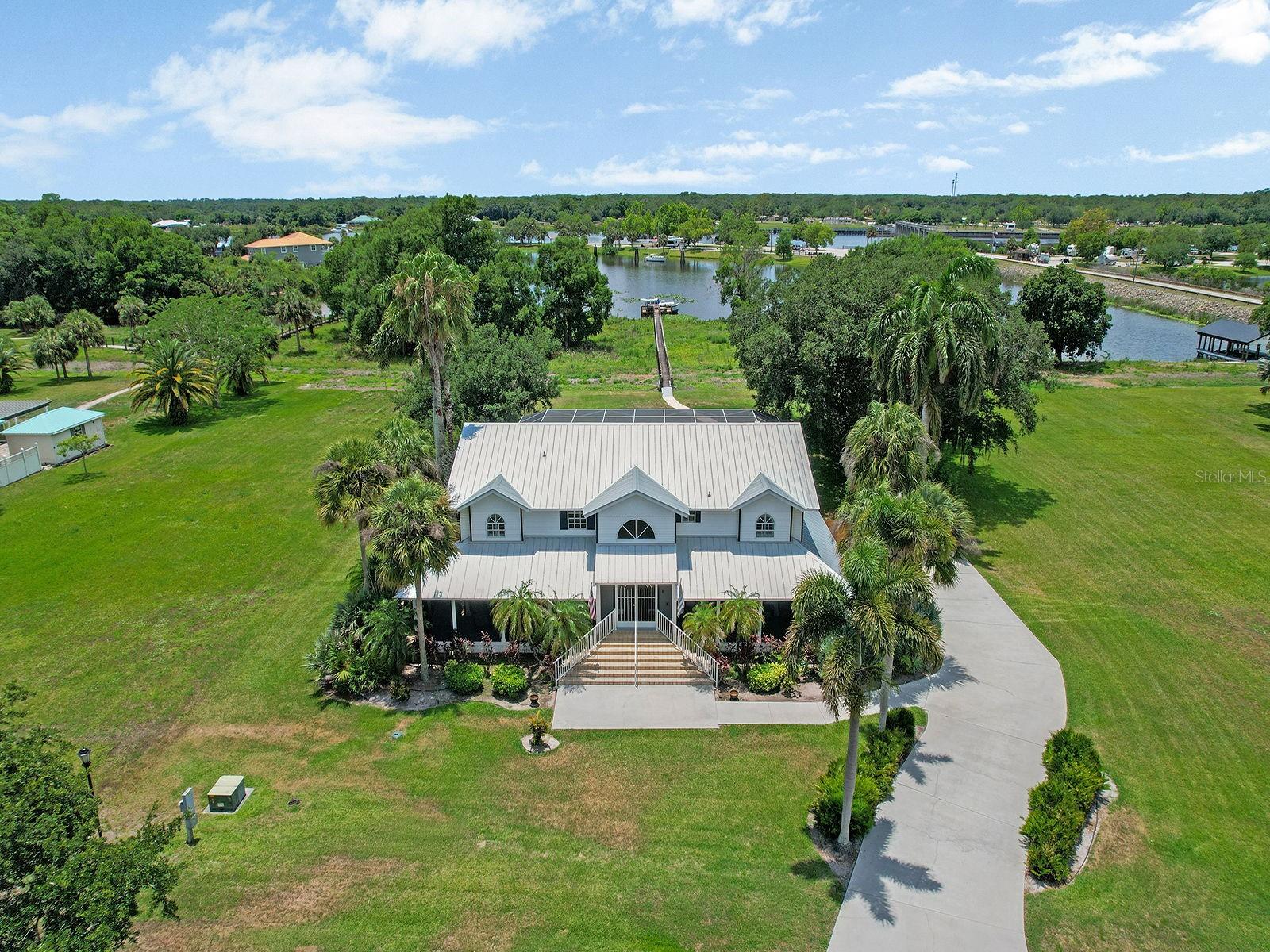 Foto de propiedad en 16270 FOREST MIST CT ALVA con MLS# TB8511827