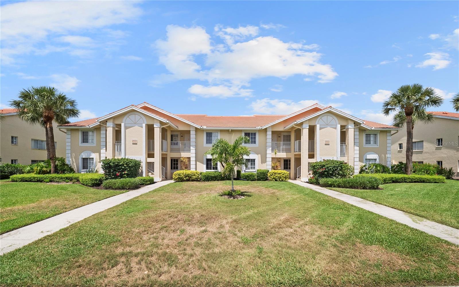 Foto de propiedad en 7761 JEWEL LN #102 NAPLES con MLS# TB8512211