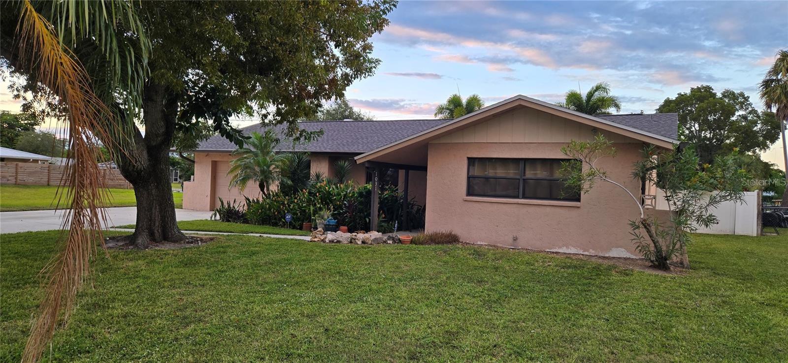Foto de propiedad en 1031 AVERLY ST FORT MYERS con MLS# TB8514878