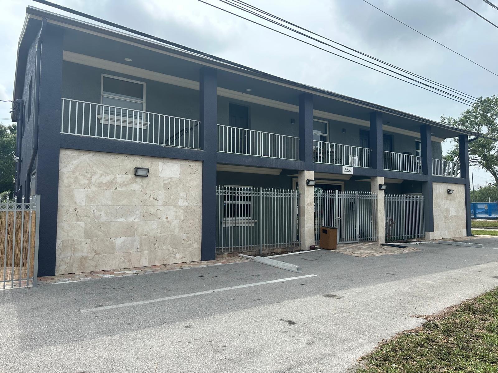 Foto de propiedad en 2251 GRAND AVE FORT MYERS con MLS# TB8515169
