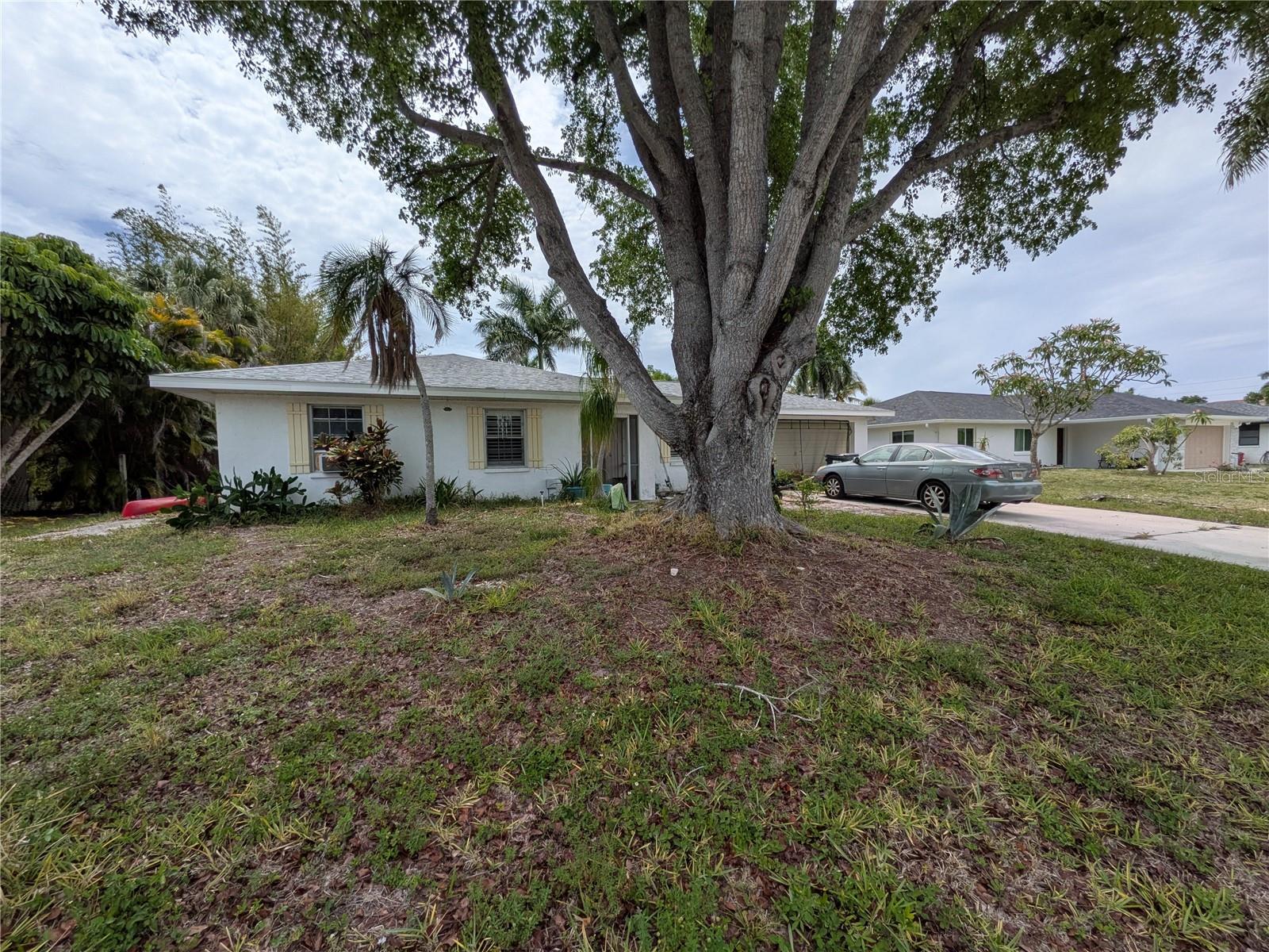 Foto de propiedad en 7167 COLUMBIA CIR FORT MYERS con MLS# TB8515837