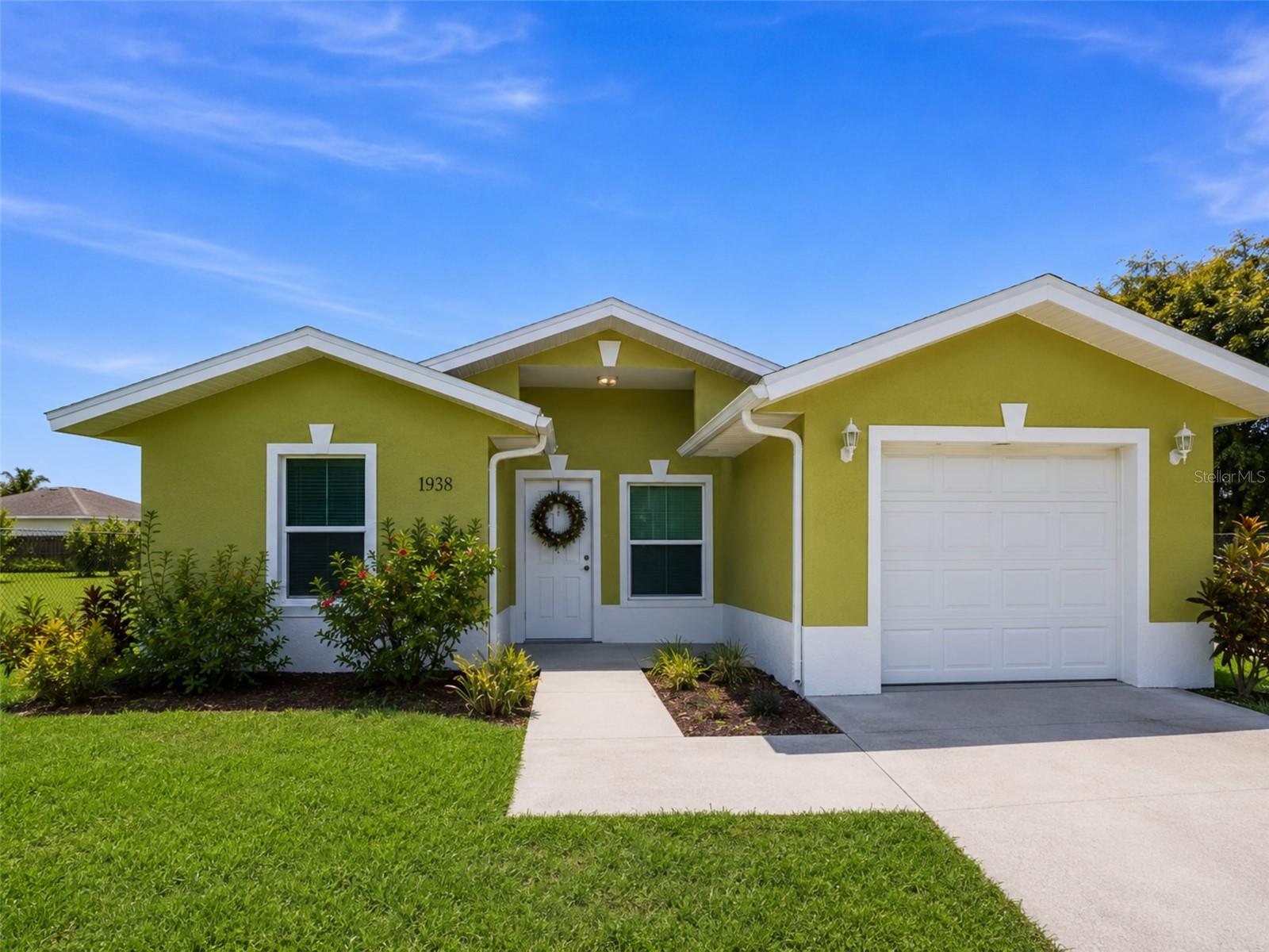 Foto de propiedad en 1938 LILLIE ST FORT MYERS con MLS# TB8521588