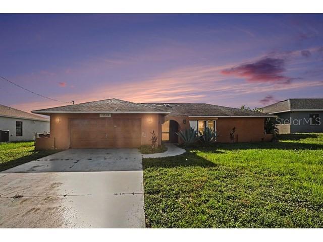 Foto de propiedad en 1219 NE 14TH PL CAPE CORAL con MLS# TB8522967
