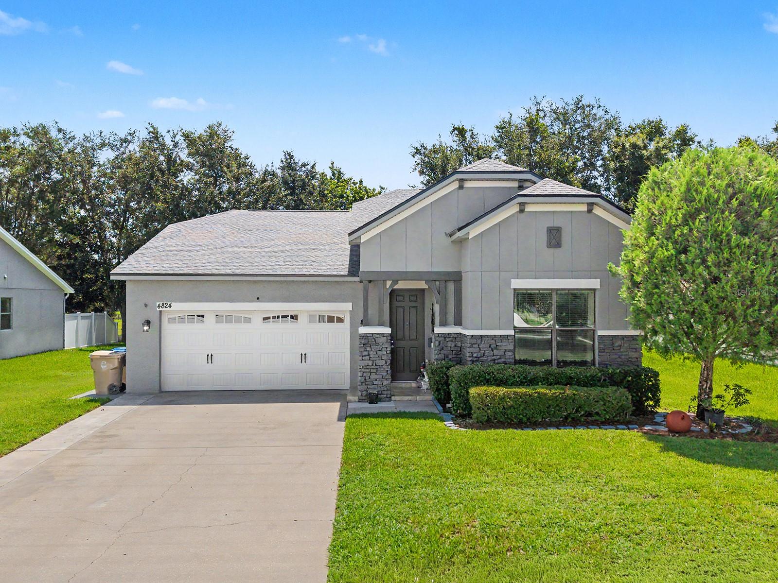Foto de propiedad en 4824 ASHURST ST KISSIMMEE con MLS# TB8524890