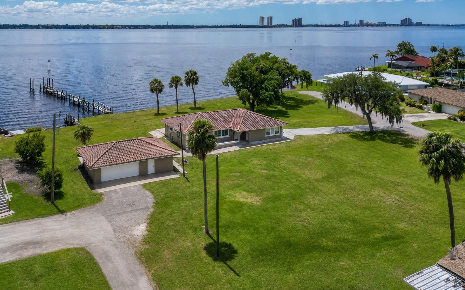 Foto de propiedad en 1808 STEVENSON RD NORTH FORT MYERS con MLS# TB8531150