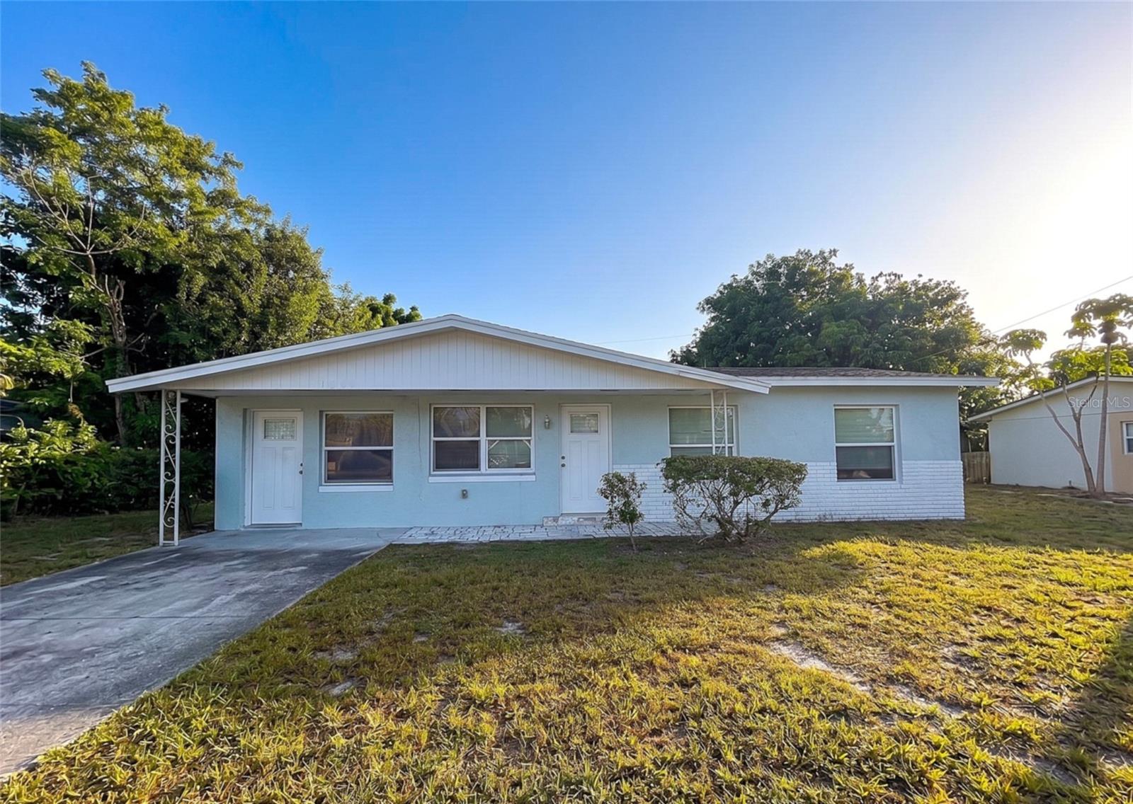 Foto de propiedad en 1636 SE ARAPAHO AVE STUART con MLS# TB8537792