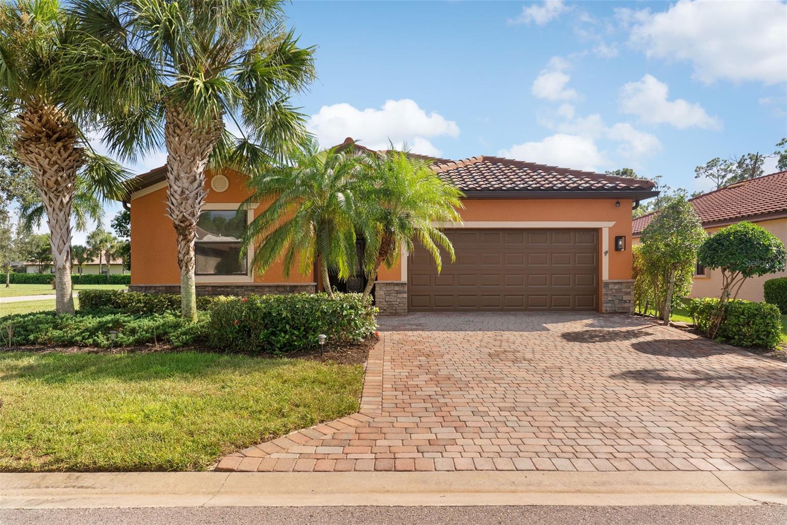 Foto de propiedad en 11068 CHERRY LAUREL DR. FORT MYERS con MLS# TB8541988