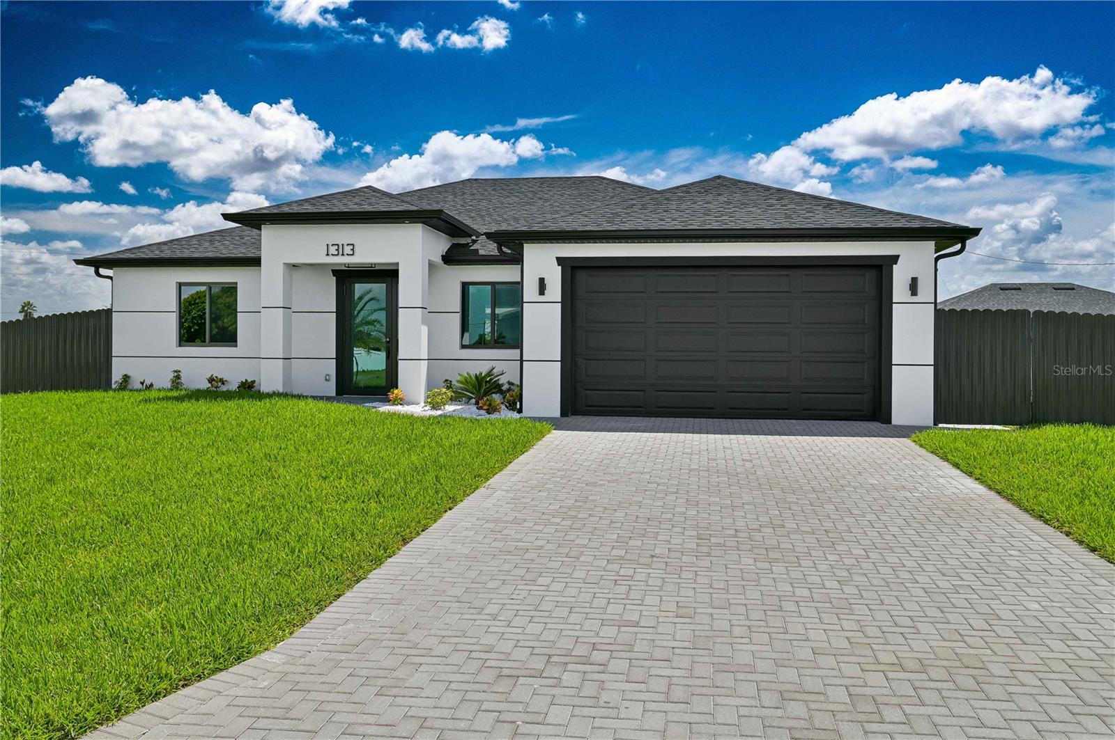 En Venta 1313 NE 7TH AVE, CAPE CORAL, FL 33909