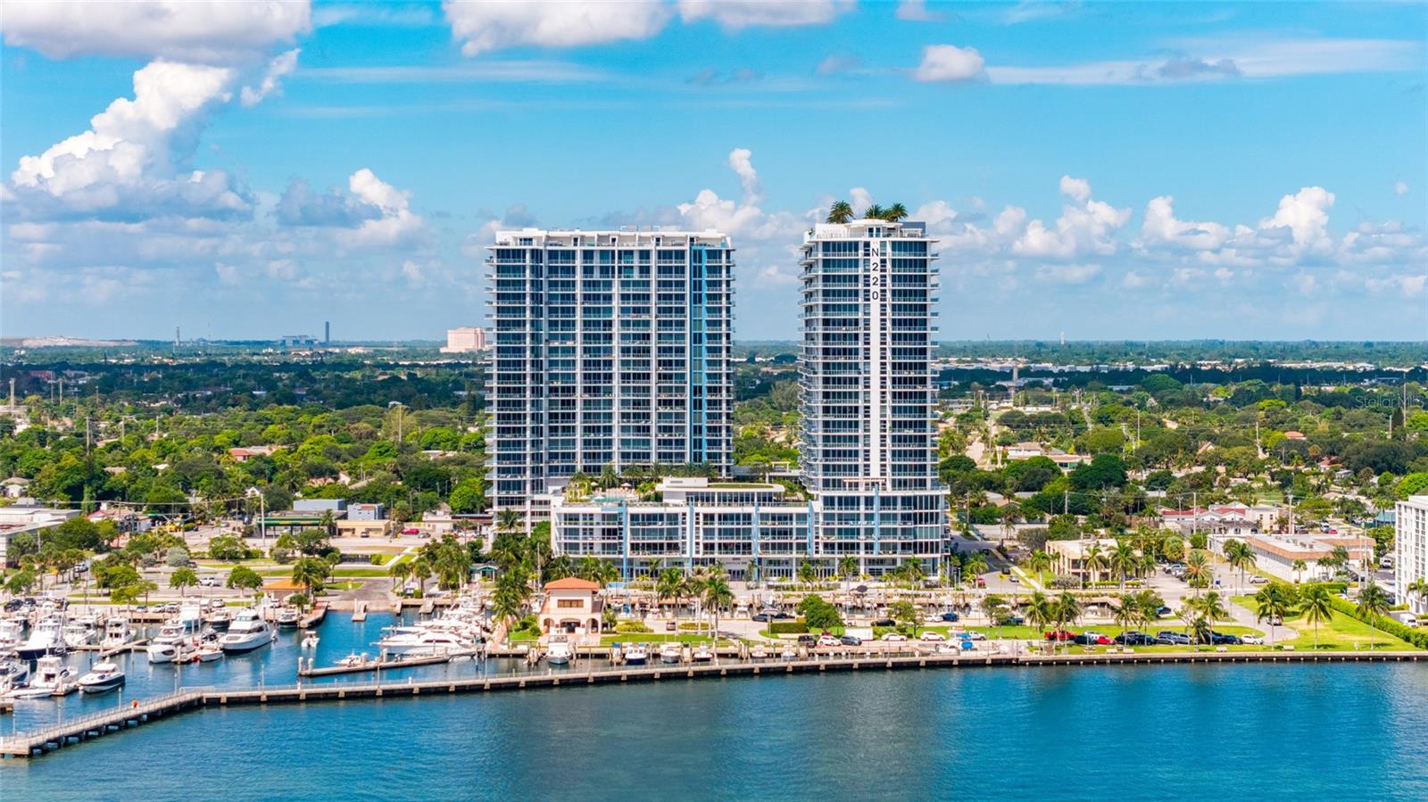 Foto de propiedad en 220 LAKE SHORE DR #704 LAKE PARK con MLS# TB8544759