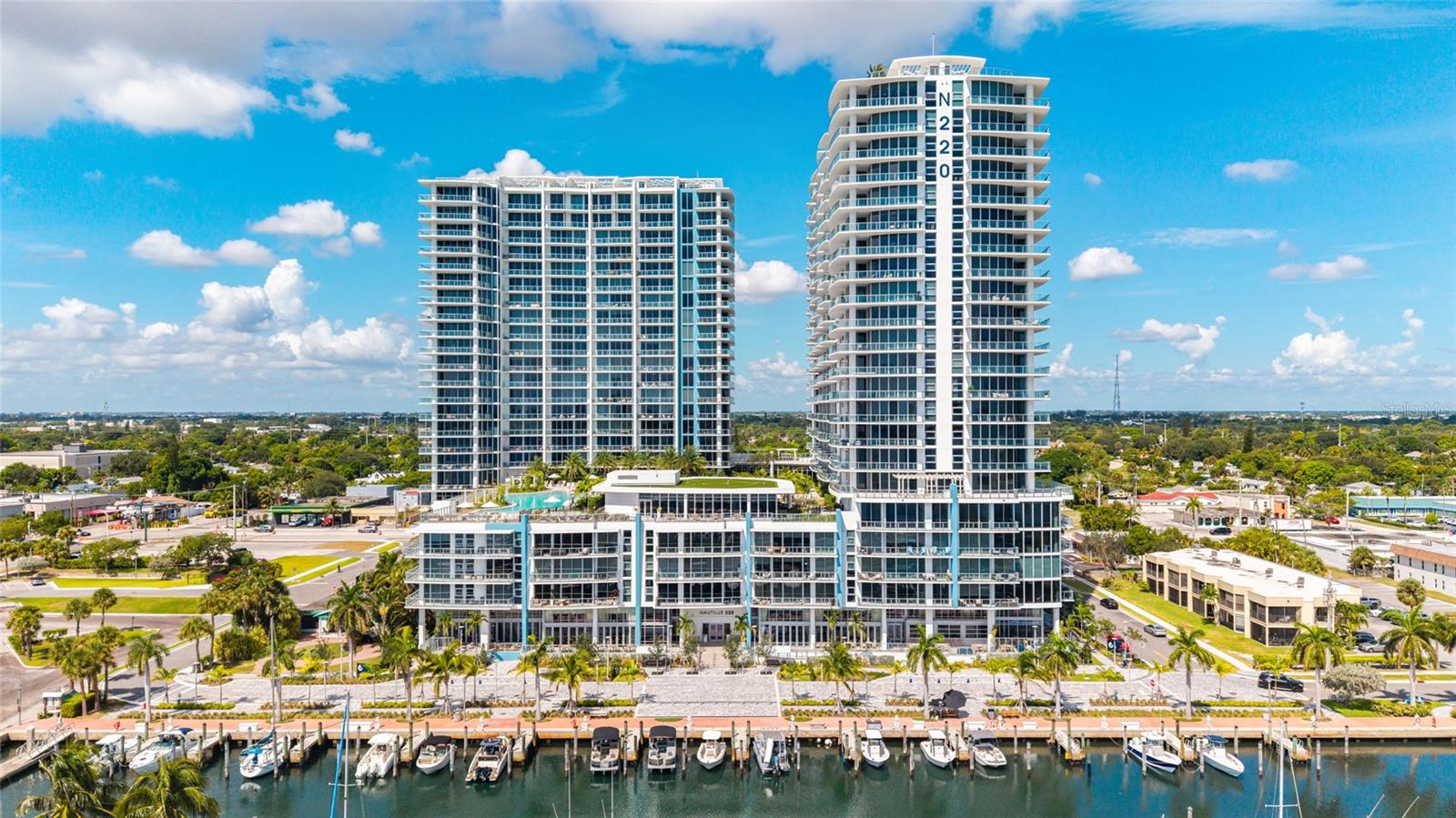 Foto de propiedad en 220 LAKE SHORE DR #704 LAKE PARK con MLS# TB8544762