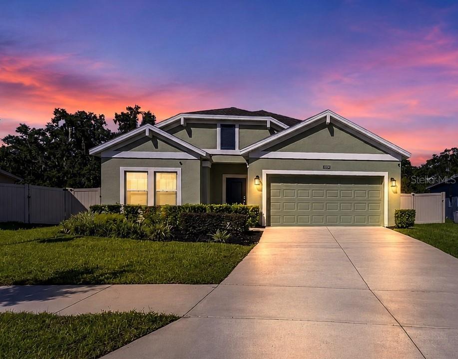 Foto de propiedad en 1924 TURTLE DOVE LN KISSIMMEE con MLS# TB8545183