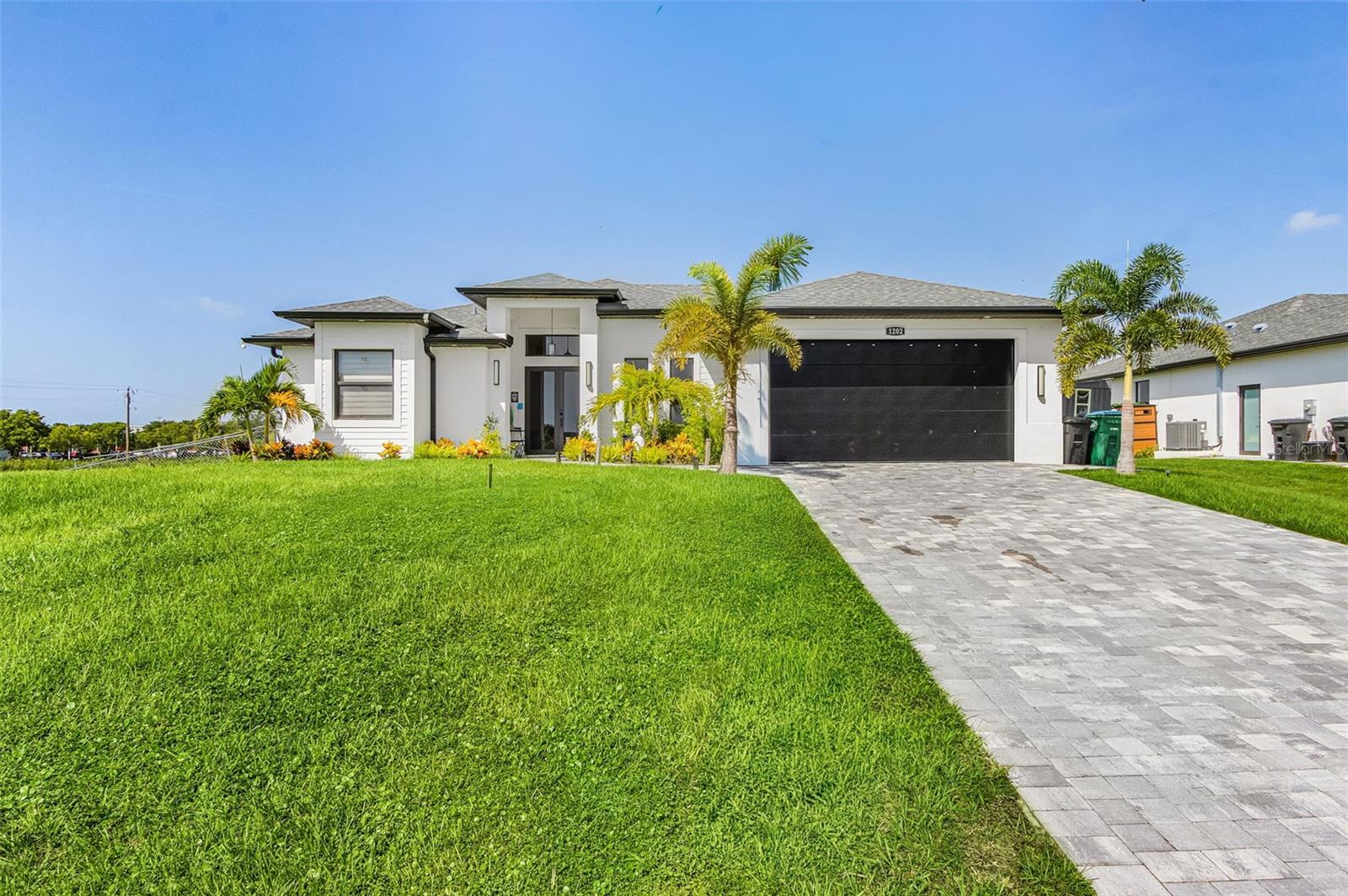 En Venta 1202 NE 21ST AVE, CAPE CORAL, FL 33909