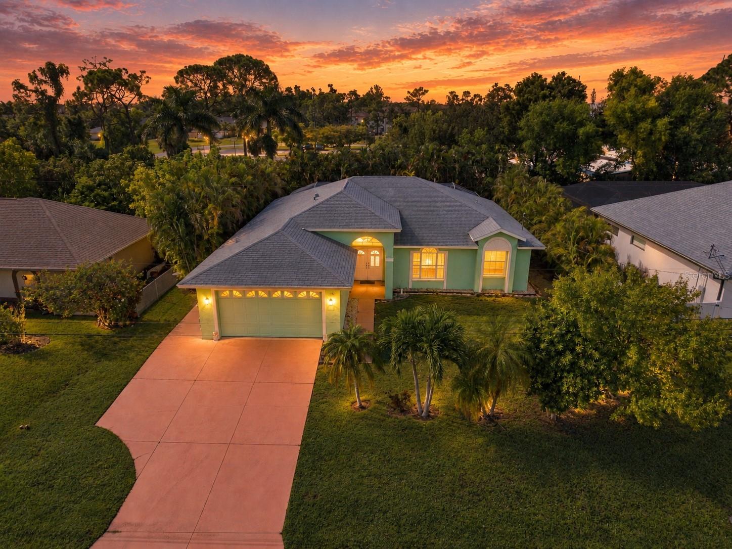 En Venta 114 SE 8TH ST, CAPE CORAL, FL 33990