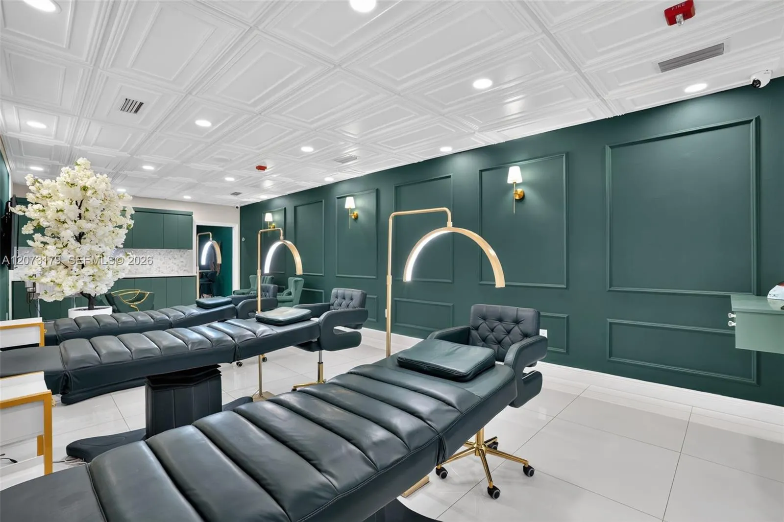 Foto de propiedad en Turnkey Permanent Makeup Turnkey Permanent Makeup & Beauty Studio For Sale, Miami, FL 33165 Miami con MLS# 