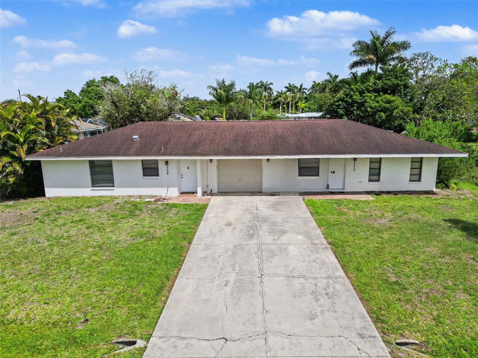 Foto de propiedad en 2208/2210 IRIS WAY FORT MYERS con MLS# V4948333